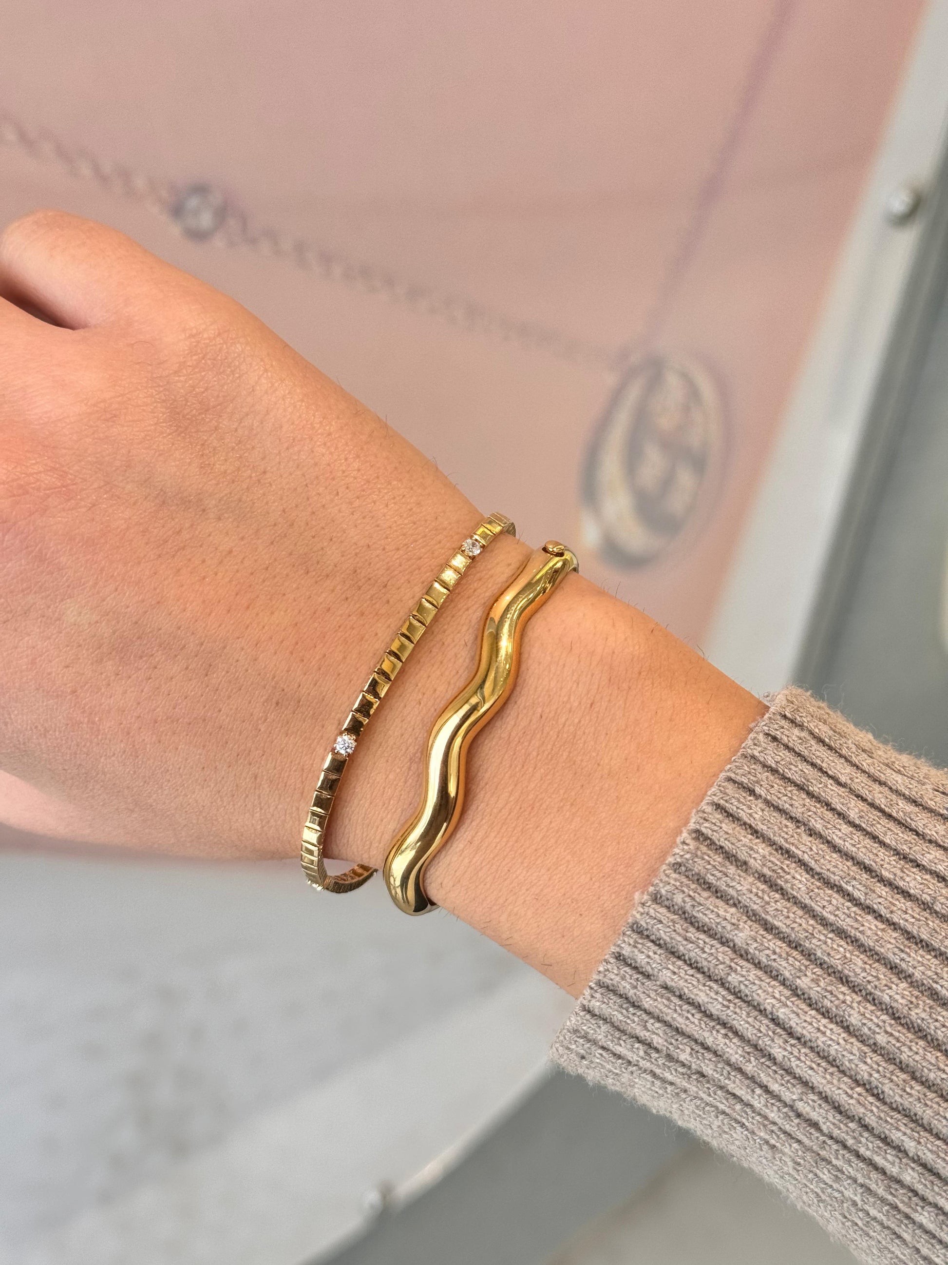 Wavy Bangle | 18-karat gold. Wavy Bangle | 18-karat gold.